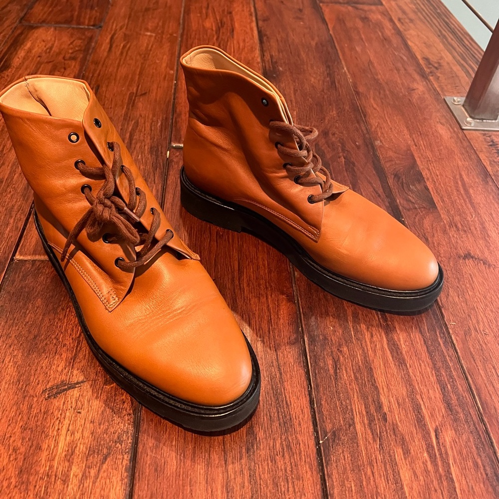 Tan silky soft Italian leather. Brand: Dear Frances made in Italy.